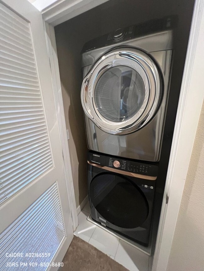 Building Photo - Bellflower Furnished 3 Bedroom Townhouse