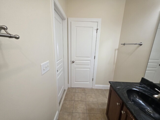 Building Photo - Spacious 4-Bedroom Home for Rent in Kings ...