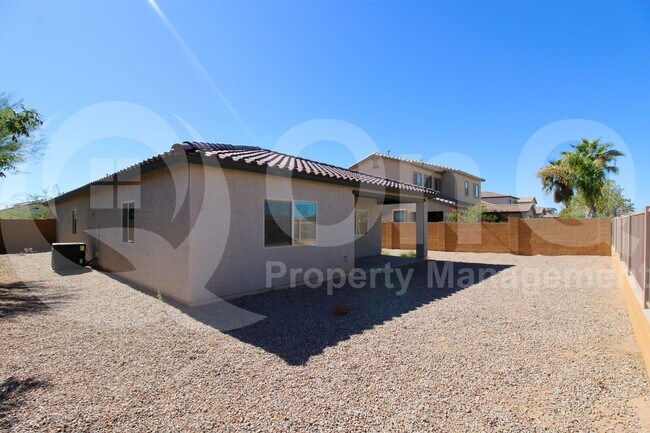 Building Photo - 744 E Diamond Dr