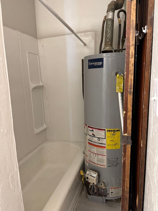 Building Photo - 702 N Buchanan St