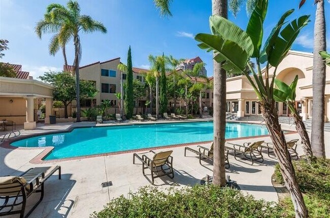 Building Photo - Gorgeous 2BR/2.5BA Condo in University City/Golden Triangle