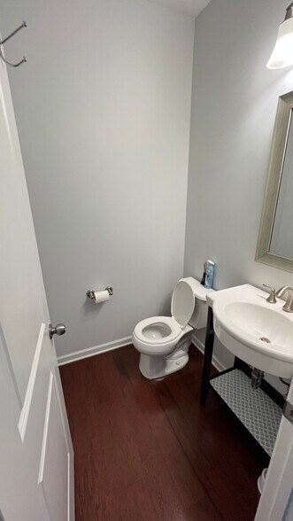 Building Photo - 421 Durants Neck Ln