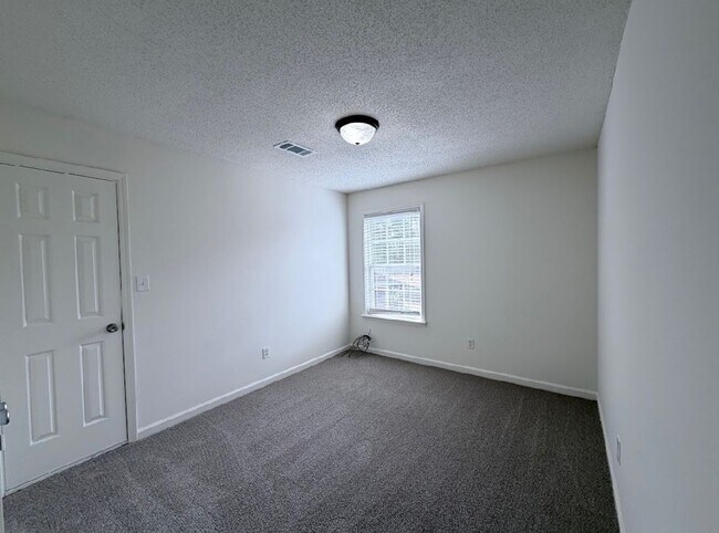 Building Photo - 3 bed, 3 bath with a bonus area over 2,000 Sq/ft in Cordova