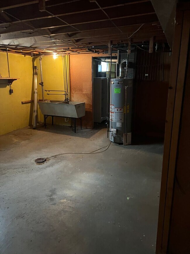 Building Photo - Amazing 3 Bedrooms with Rec Room Single Family in an Excellent Neighborhood!