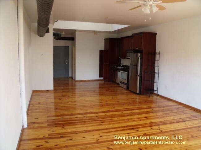 Building Photo - 600 Columbia Rd