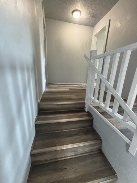 Building Photo - 633 W North St