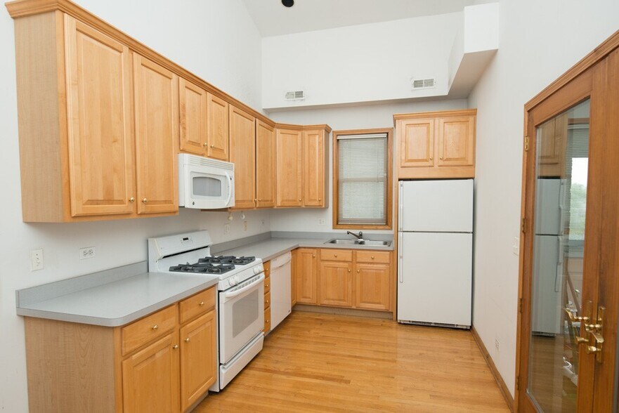 Building Photo - 2247 W Diversey Ave