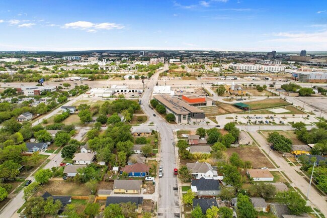 Building Photo - 921 E Hattie St