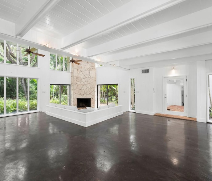 Building Photo - 5600 Oakwood Ln