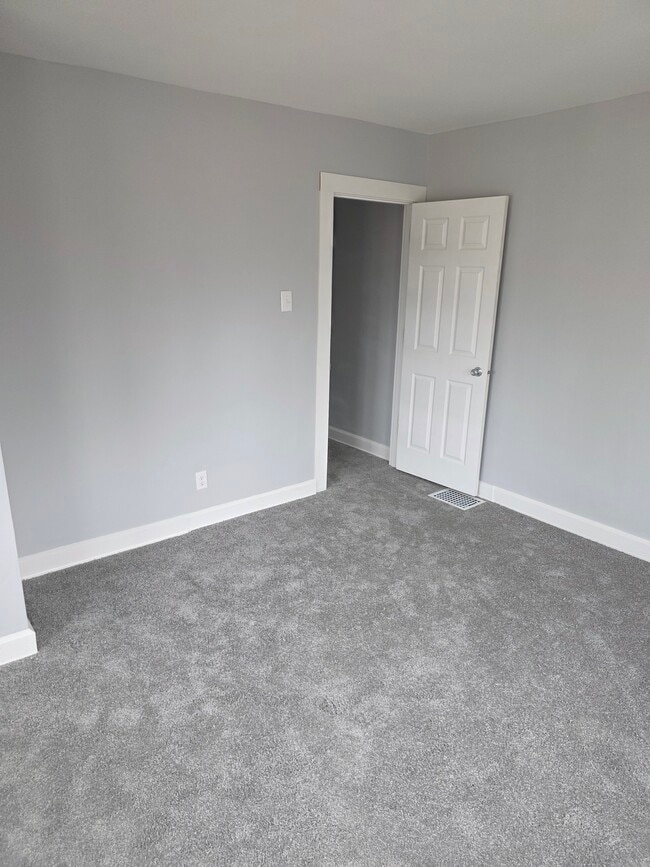 Building Photo - 31 S Gladstone Ave