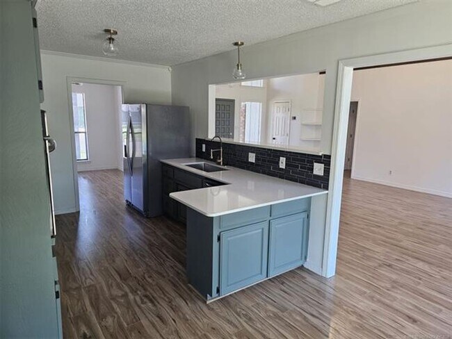Building Photo - Updated House in Jenks Schools