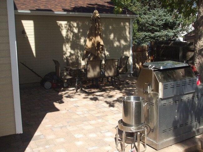 Building Photo - Experience Aurora living in this spacious 3-bedroom, 2-bathroom home