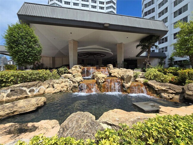 Building Photo - 999 Brickell Bay Dr