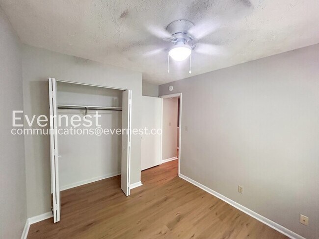 Building Photo - 3 Bed/1.5 Bath Townhome with Off-Street Parking / Available Soon!