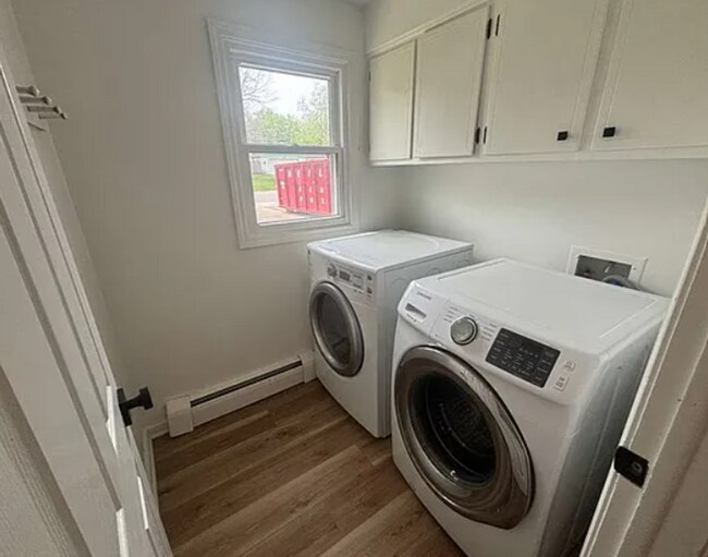 Building Photo - Four Bedroom Available for Immediate Move in!!