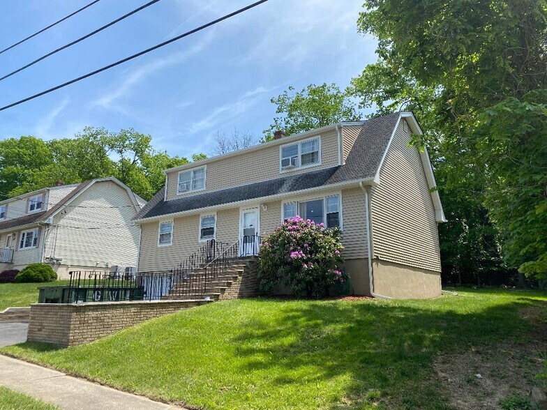 Lovely 2 family home - 6 Borman Dr