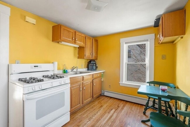 Building Photo - 10 Pine Grove Rd