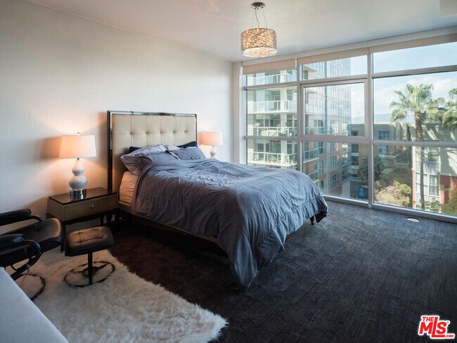 Building Photo - 13650 Marina Pointe Dr