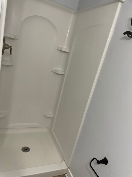 shower in bathroom 2 - 815 W Pensacola St