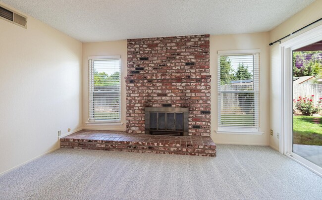 Building Photo - Charming 3-Bedroom Home with Beautifully U...