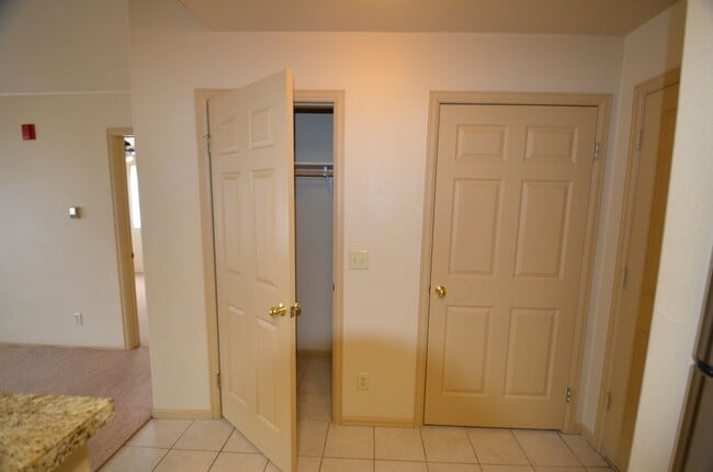 Building Photo - Unfurnished 2 Bed 2 Bath Condo-HEAT INCLUDED!