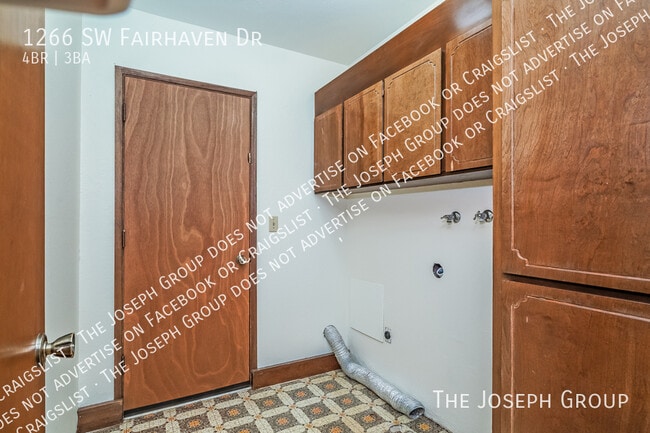Building Photo - 1266 SW Fairhaven Dr