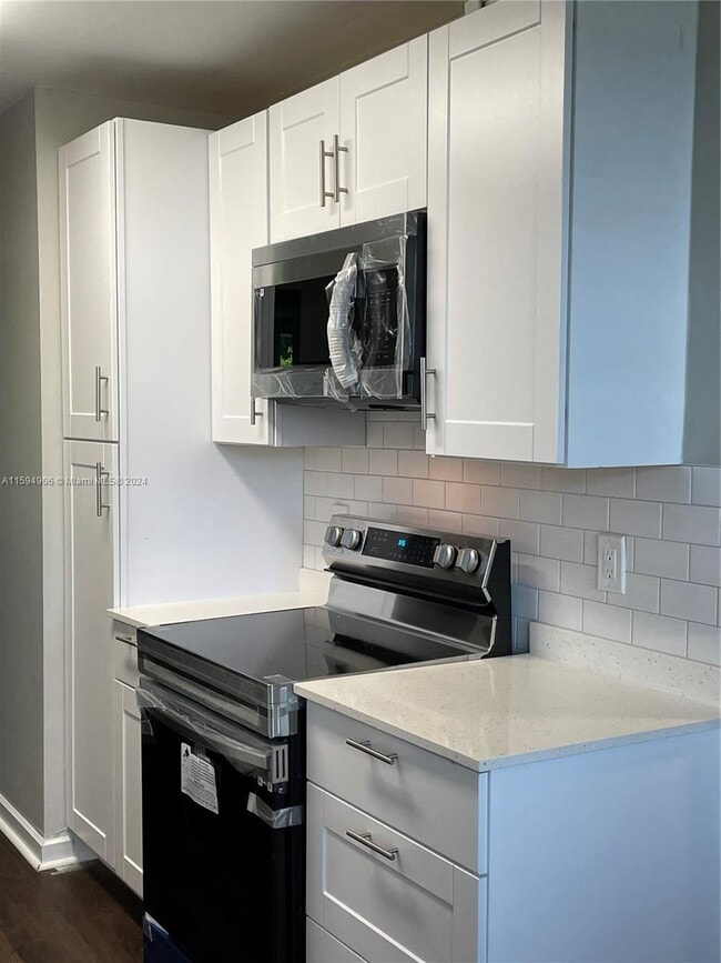 Building Photo - 250 Jacaranda Dr