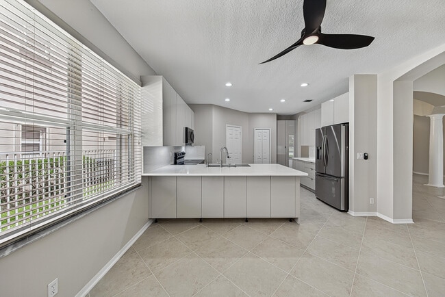Building Photo - 12325 Cascades Pointe Dr