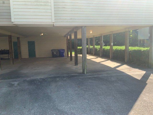 Building Photo - 2002 River Dr