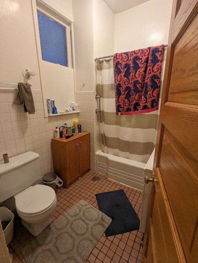 Building Photo - Very Spacious 2 BR/1 BA in Wrigleyville