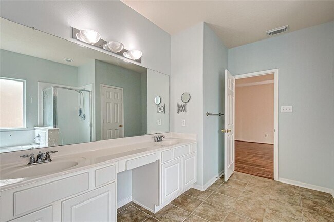 Building Photo - 15131 Live Oak Bend Way