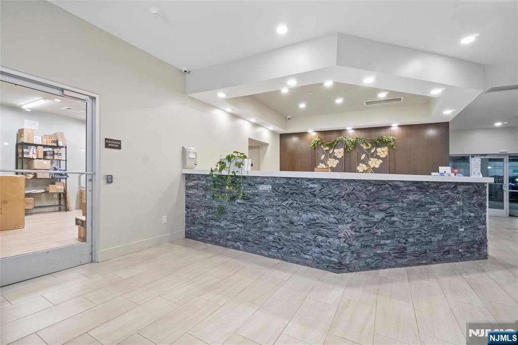 Building Photo - 69 Main St