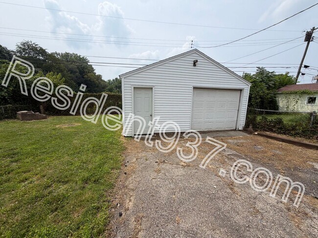 Building Photo - 1047 Blakley Dr