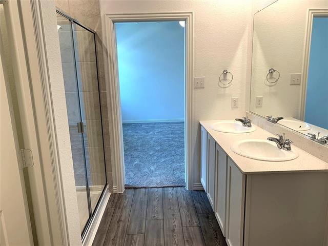 Building Photo - 513 Peel St