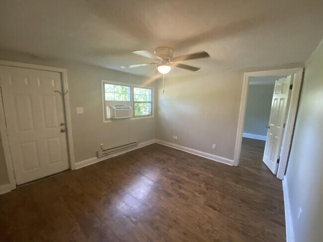 Building Photo - 2205 Russelldale Ave