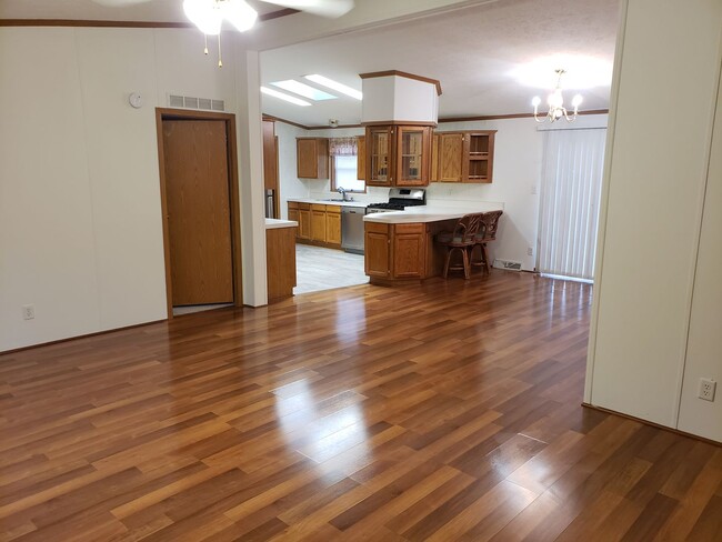 Building Photo - Spacious 4-bedroom, 2 bath, 2 car garage w...