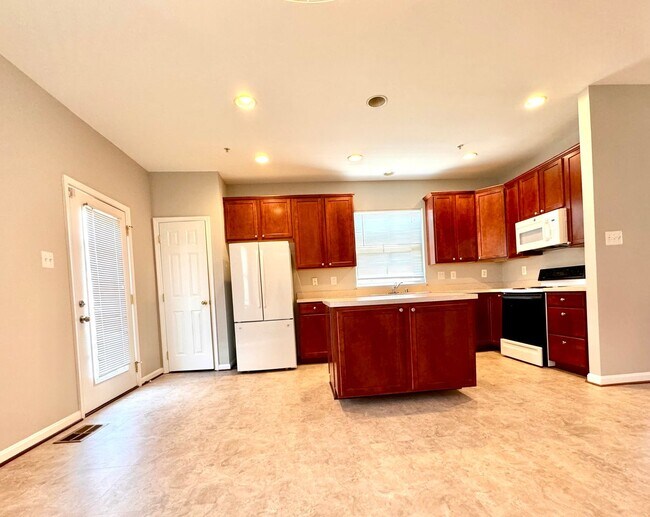 Building Photo - 2062 Clipper Park Rd
