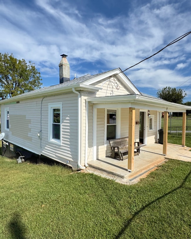 Building Photo - 2 Bed 2 Bath House on Easley Avenue | Fairview Heights, Lynchburg VA