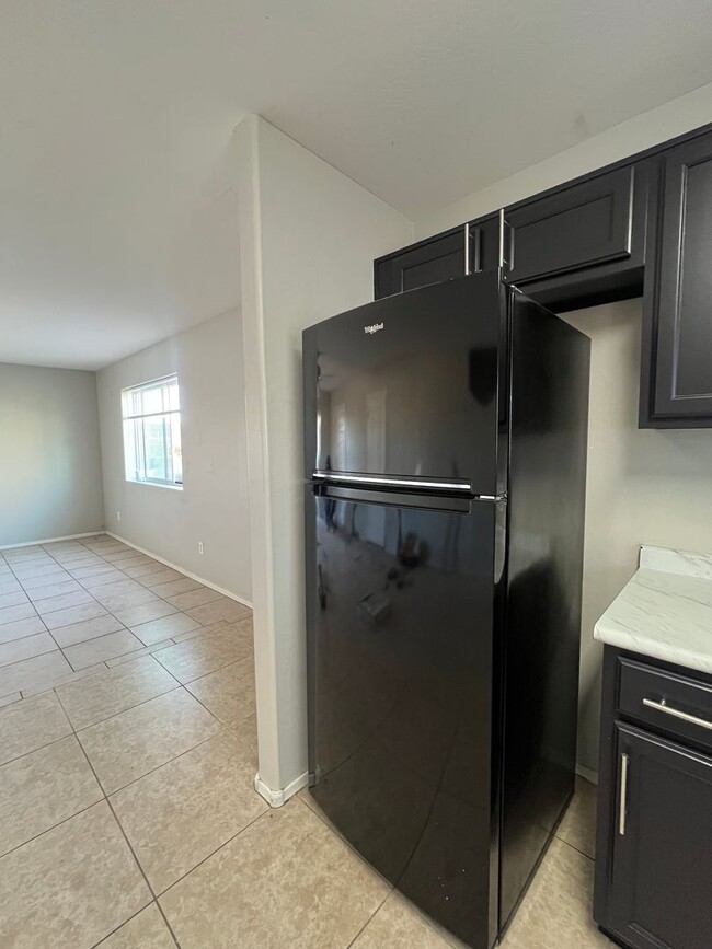 Building Photo - 2 Bedroom 1.5 Bath  Move in Ready in North...