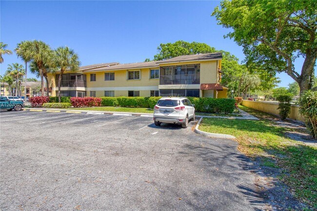 Building Photo - 3095 N Oakland Forest Dr