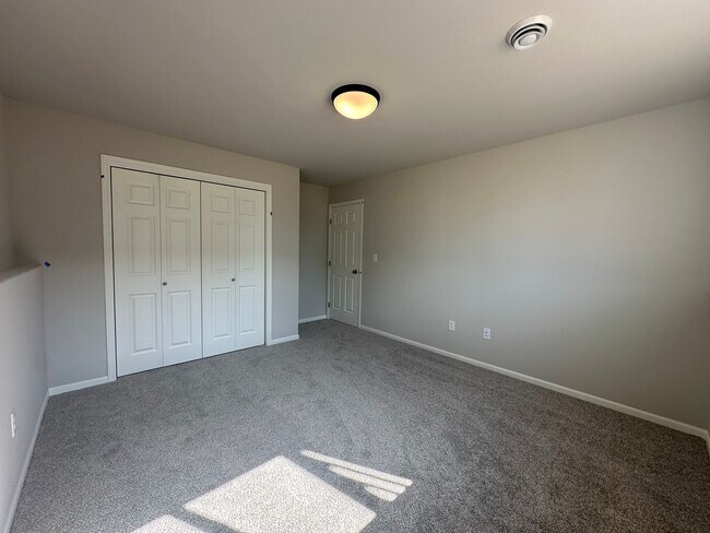 Building Photo - 4-Bedroom, 2-Bathroom Twin Home in South Fargo!