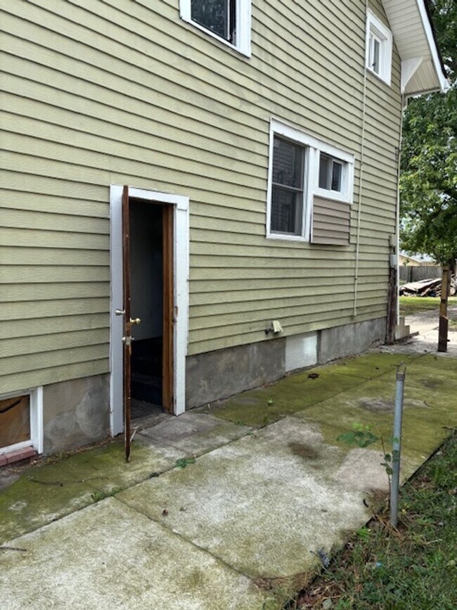 Building Photo - Move in Ready- $1495.00