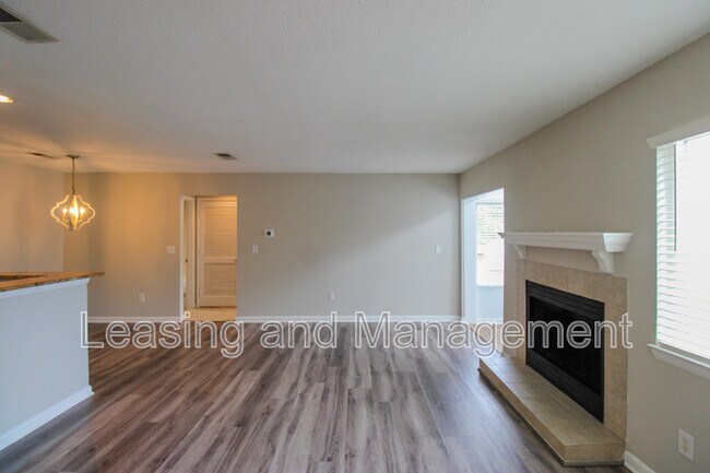 Building Photo - 271 Alexandra Dr