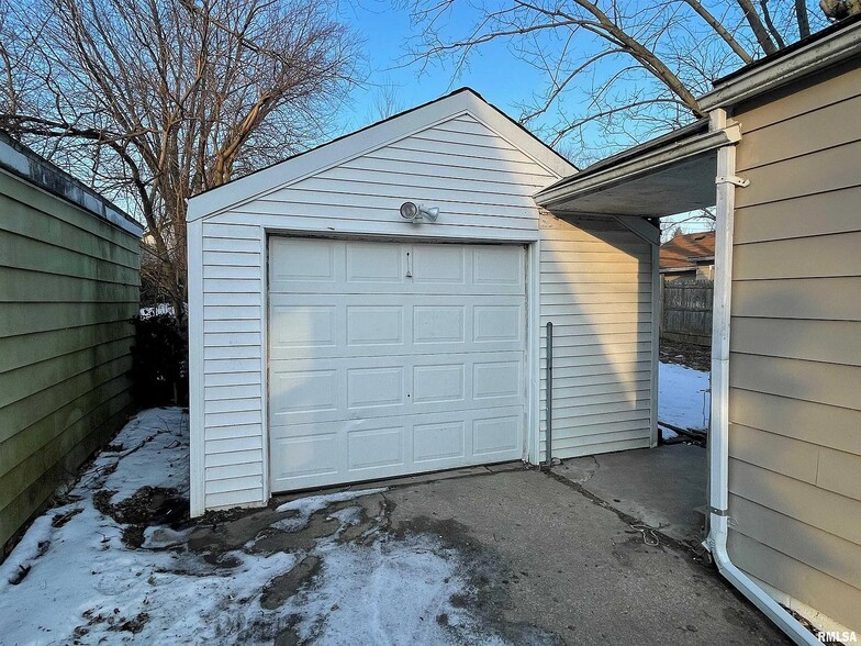 Building Photo - 2211 N Flora Ave