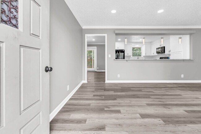 Building Photo - Wonderful 3 bed 2 bath with a modern interior