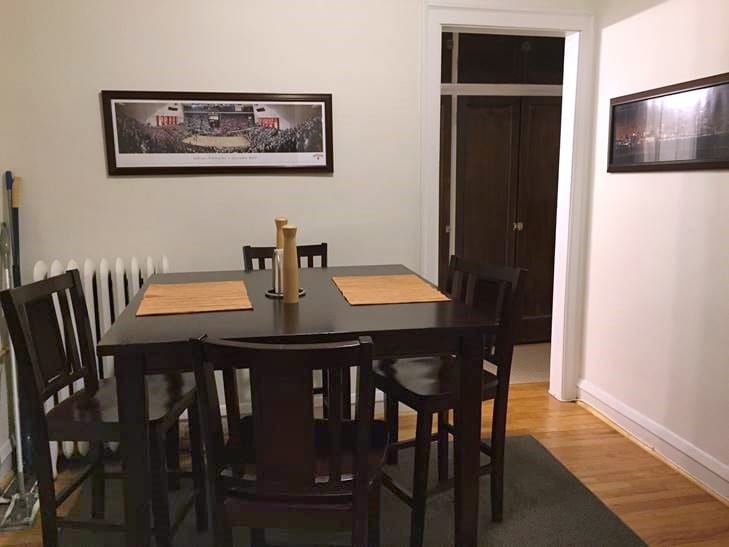 Building Photo - 927 W Oakdale Ave