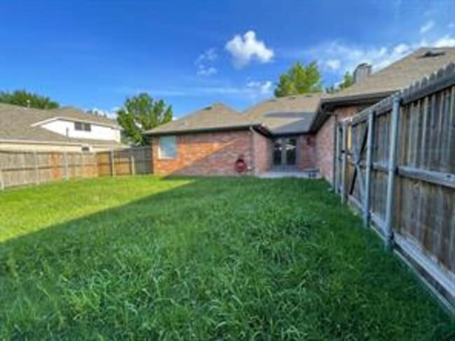 Building Photo - 10910 Red Cedar Dr