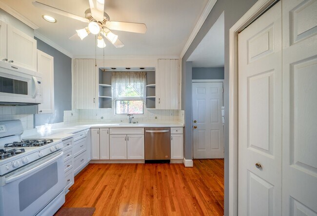 Building Photo - Historic Elegance in Old Town Alexandria