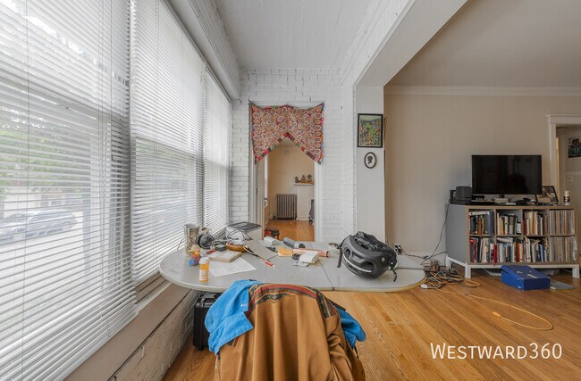 Building Photo - 1406 W Farragut Ave