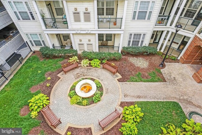 Building Photo - 27 Booth St